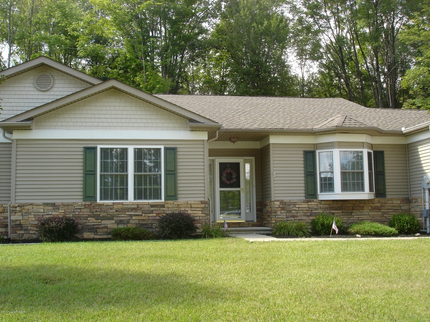 33 Green Briar Dr, Dallas, PA 18612 - photo 1