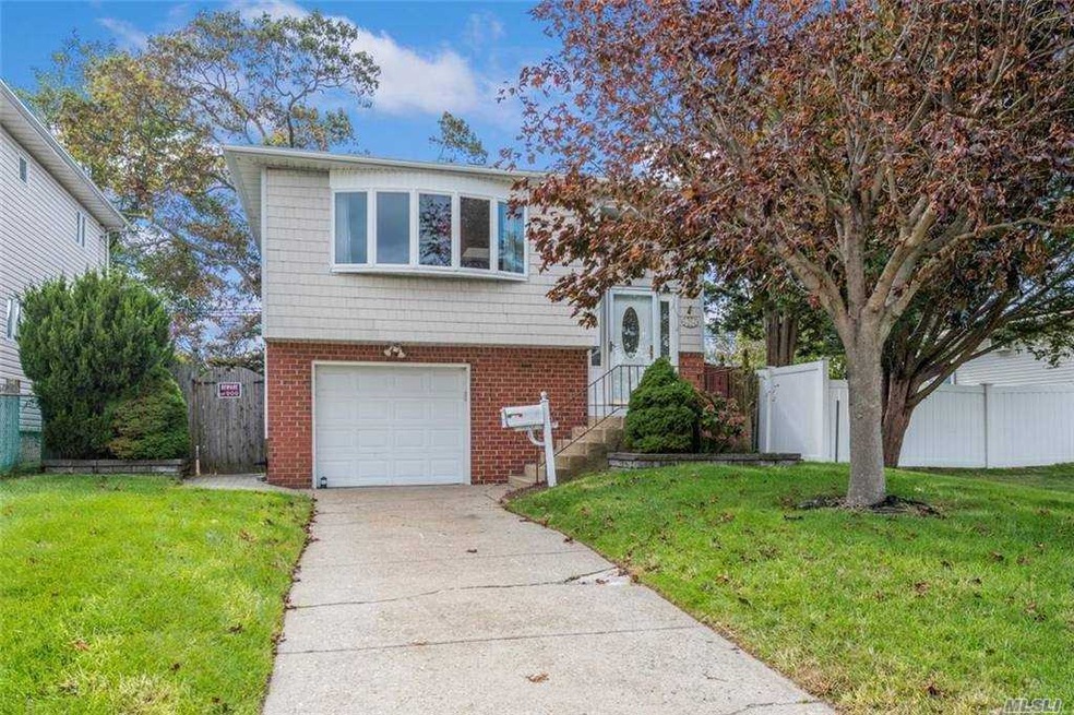 243 Riviera Pkwy, Lindenhurst, NY 11757 - photo 1