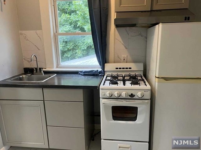 33-35 Grumman Ave unit 3, Newark, NJ 07112 - photo 1