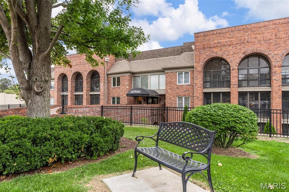 14300 Conway Meadows Ct E unit 302, Chesterfield, MO 63017 - photo 1