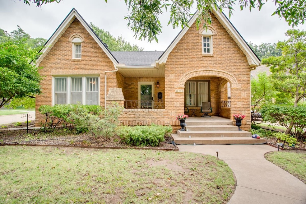 501 S Hayes St, Enid, OK 73703 - photo 1
