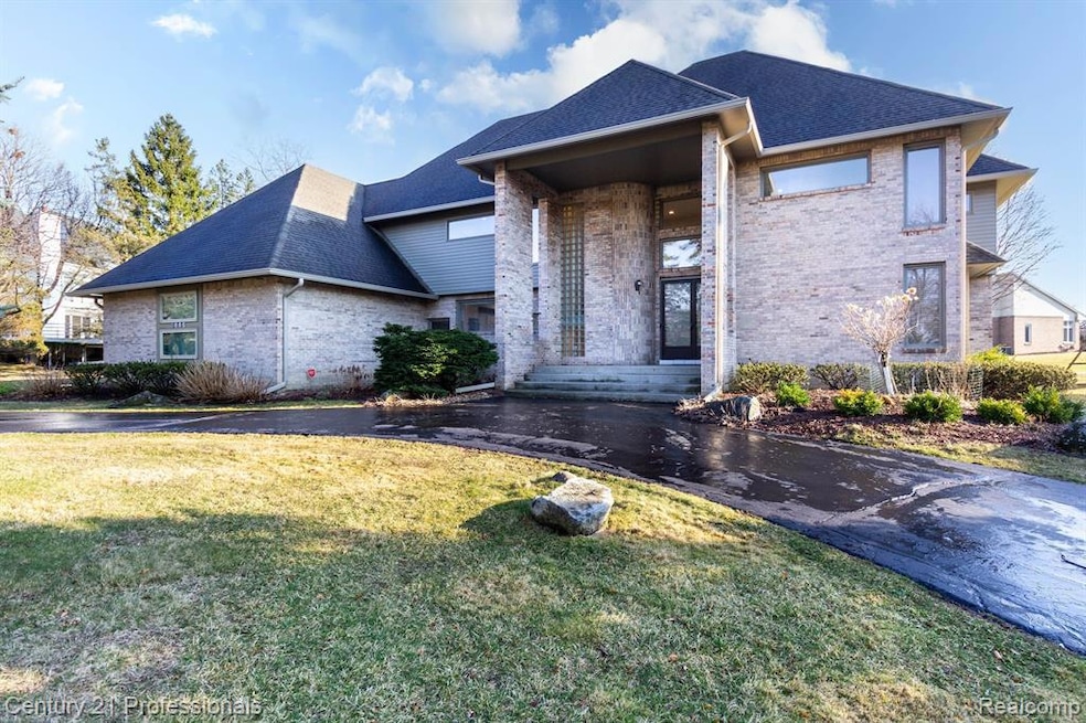 3885 Wabeek Lake Dr E, Bloomfield Hills, MI 48302 - photo 1