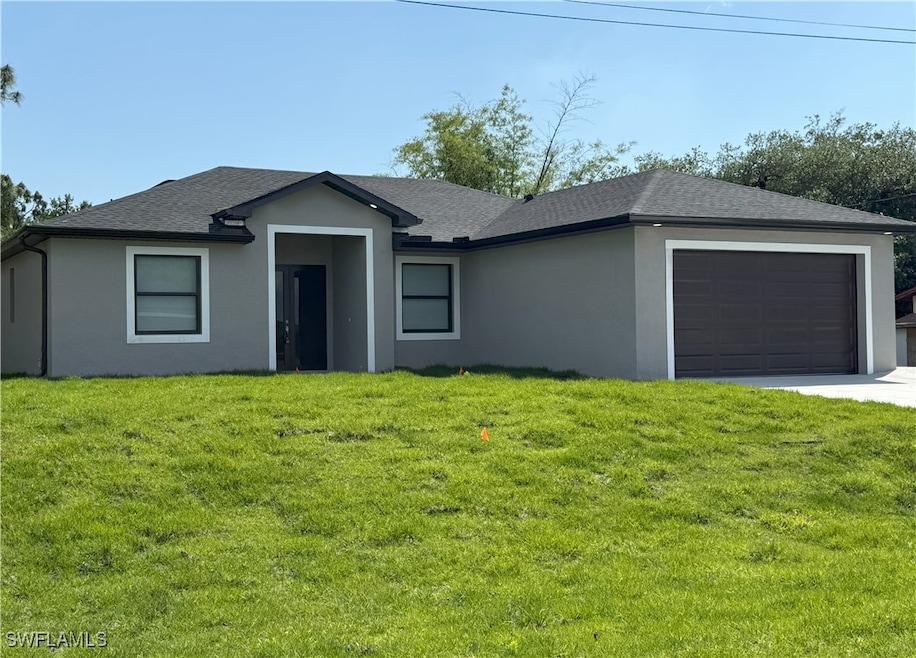 Single story home featuring a shingled roof, a fro
