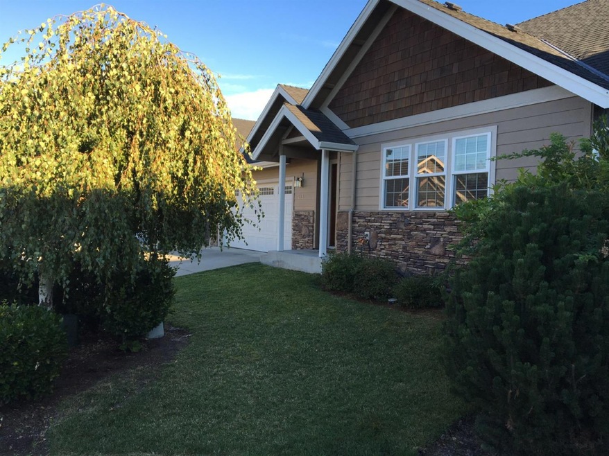 213 SE Yorktown Rd, Grants Pass, OR 97527 - photo 1