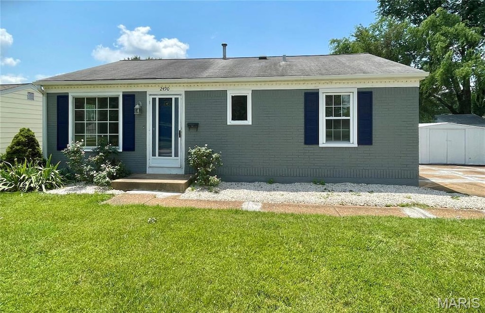 2490 Mullanphy Ln, Florissant, MO 63031 - photo 1