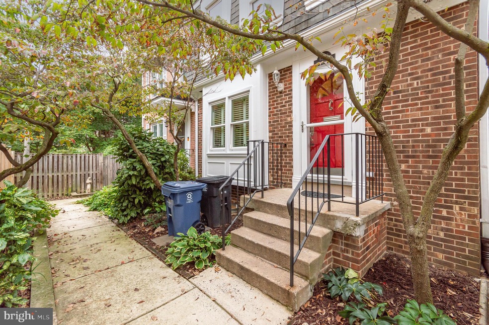 1342 Chetworth Ct, Alexandria, VA 22314 - photo 1