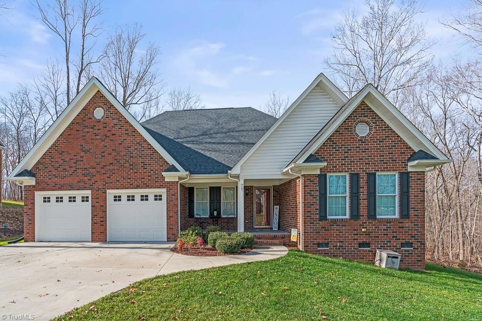 957 Chamberlin Dr, Asheboro, NC 27205 - photo 1