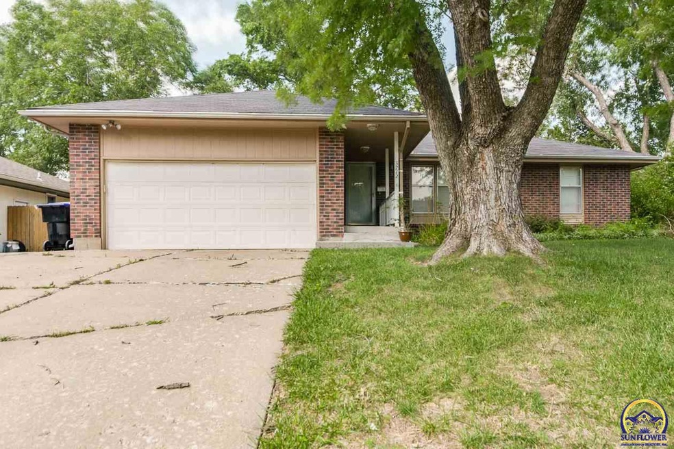 3712 SW 34th St, Topeka, KS 66614 - photo 1