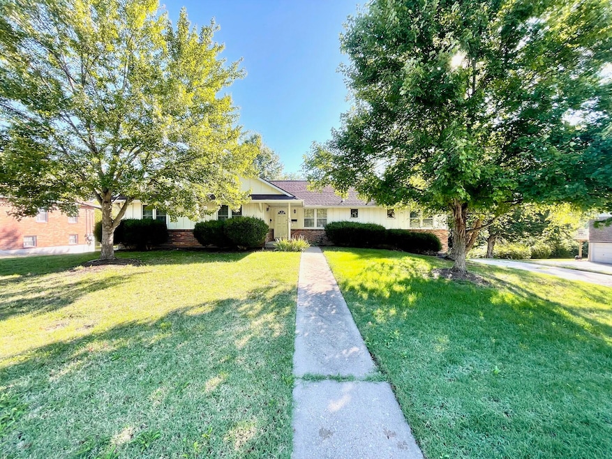 908 S Fairview Rd, Columbia, MO 65203 - photo 1