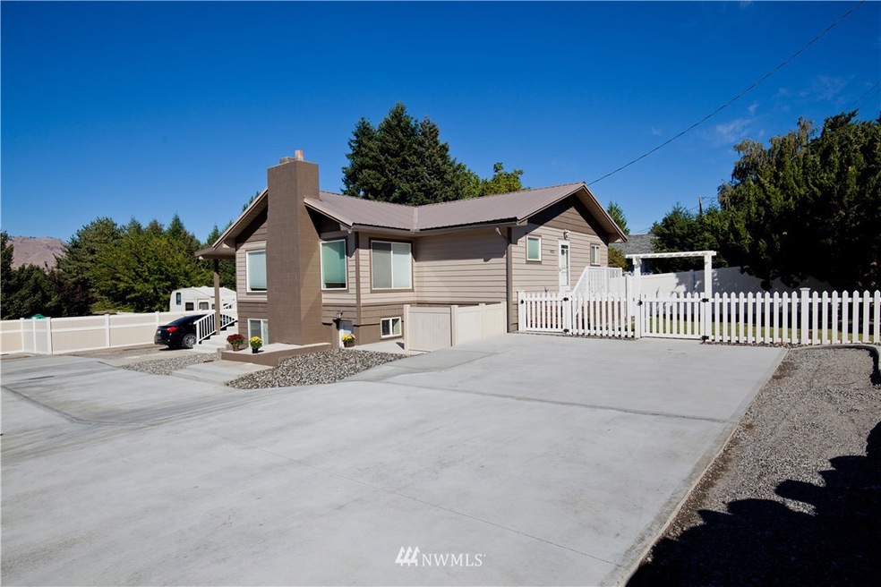1922 Sunset Hwy N, East Wenatchee, WA 98802 - photo 1