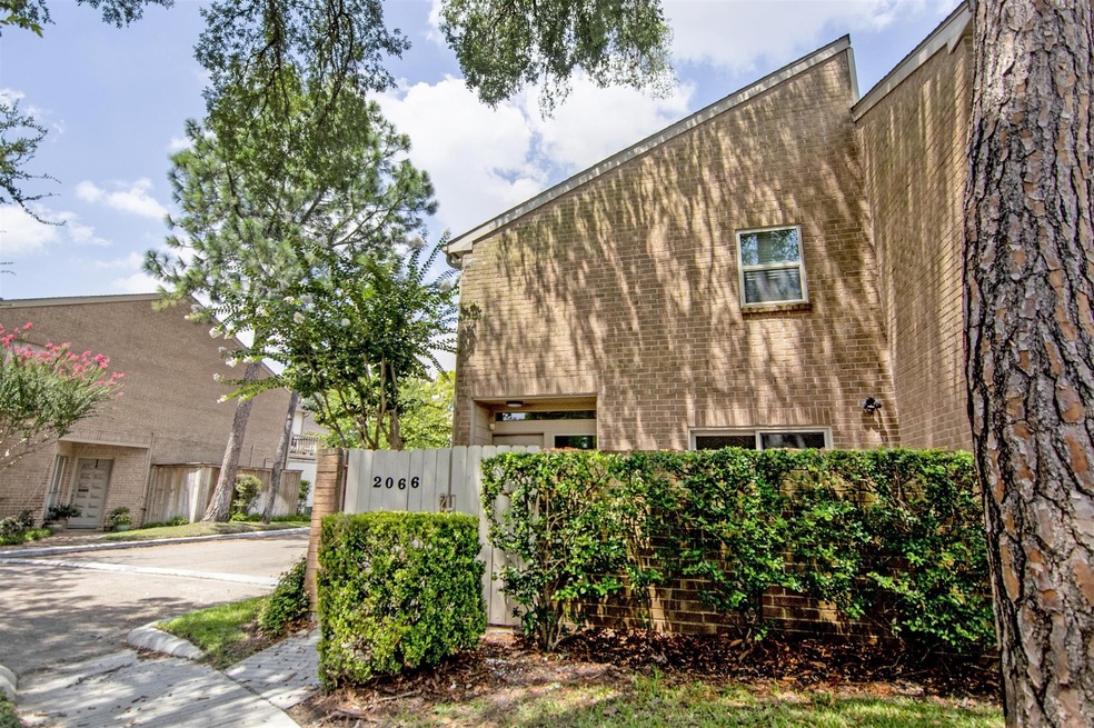 2066 Augusta Dr unit 310, Houston, TX 77057 - photo 1