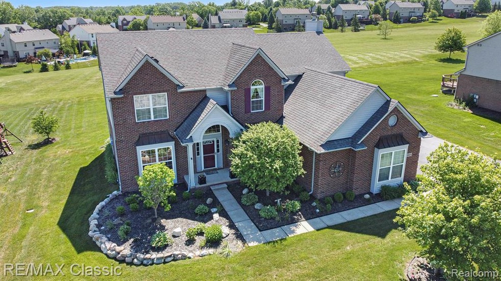 26620 Daria Cir W, South Lyon