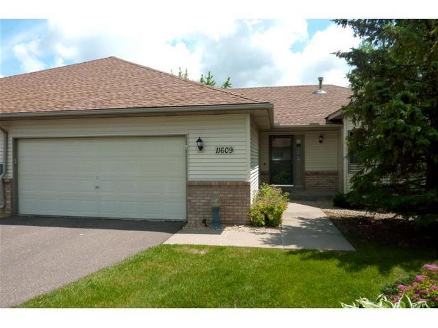 Welcome to 11609 88th Pl N! Spacious end unit town