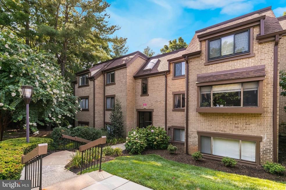 1639 Parkcrest Cir unit 300, Reston, VA 20190 - photo 1
