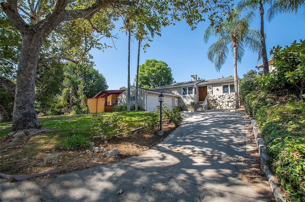 1920 W Parkside Ave, Burbank, CA 91506 - photo 1