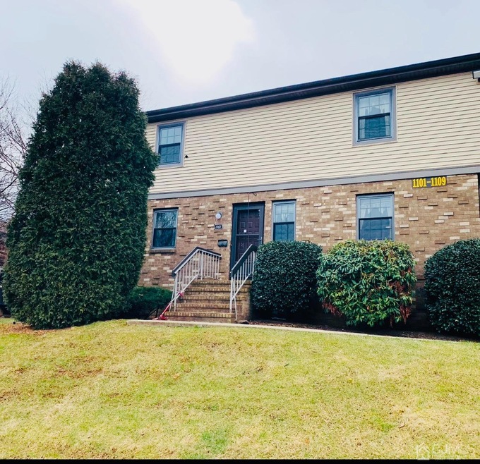 1101 Maple Hill Dr, Woodbridge, NJ 07095 - photo 1