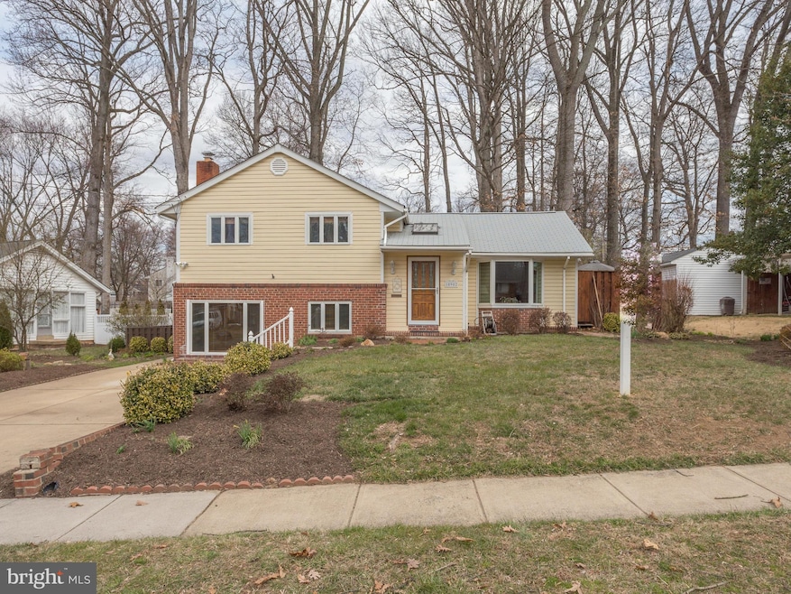 10902 Maple St, Fairfax, VA 22030 - photo 1