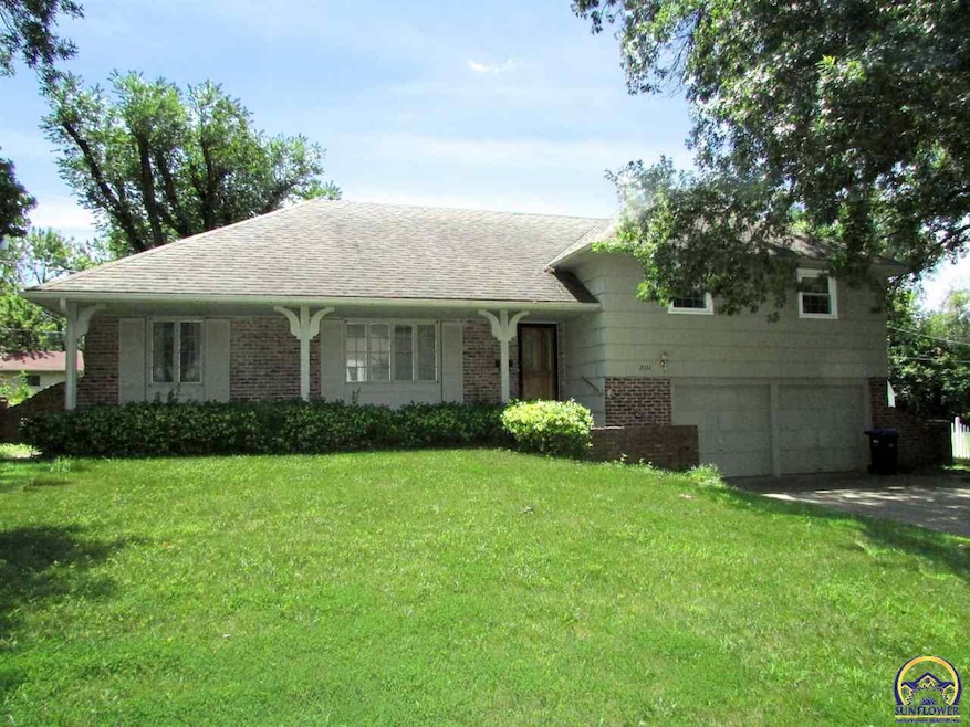 2111 SW 32nd St, Topeka, KS 66611 - photo 1