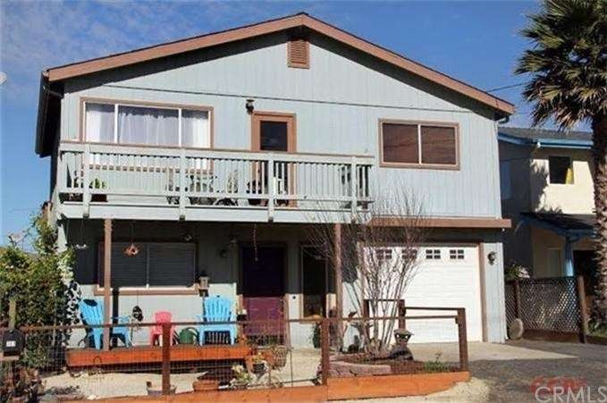 Super clean beach house with a cute little front y