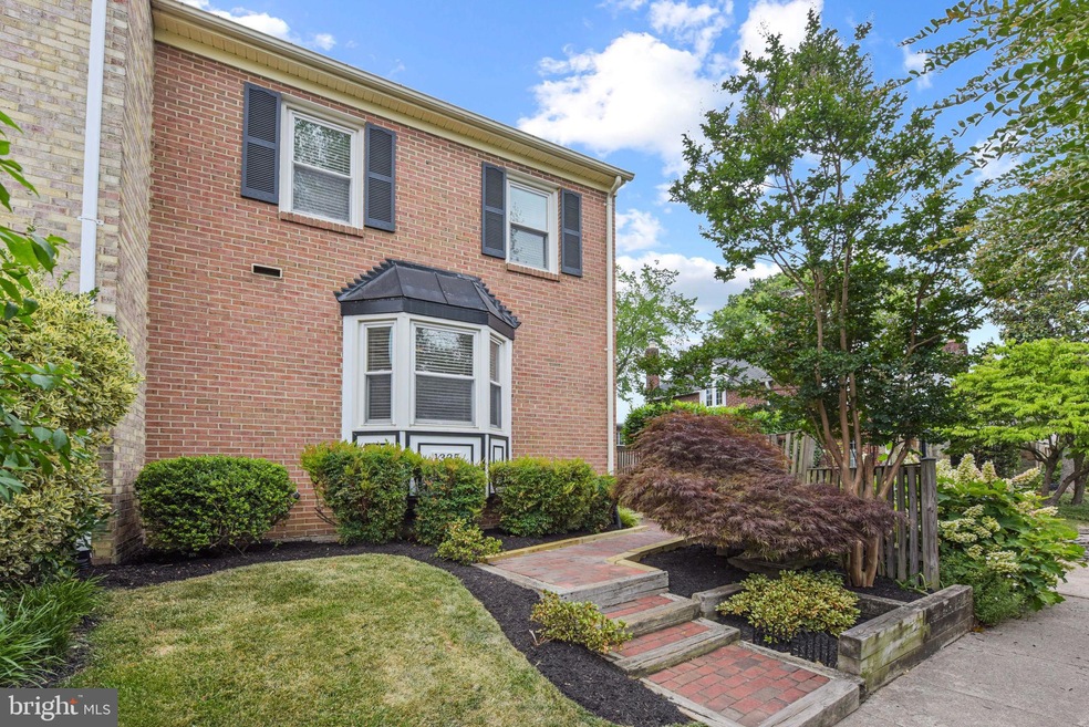 1335 Chetworth Ct, Alexandria, VA 22314 - photo 1