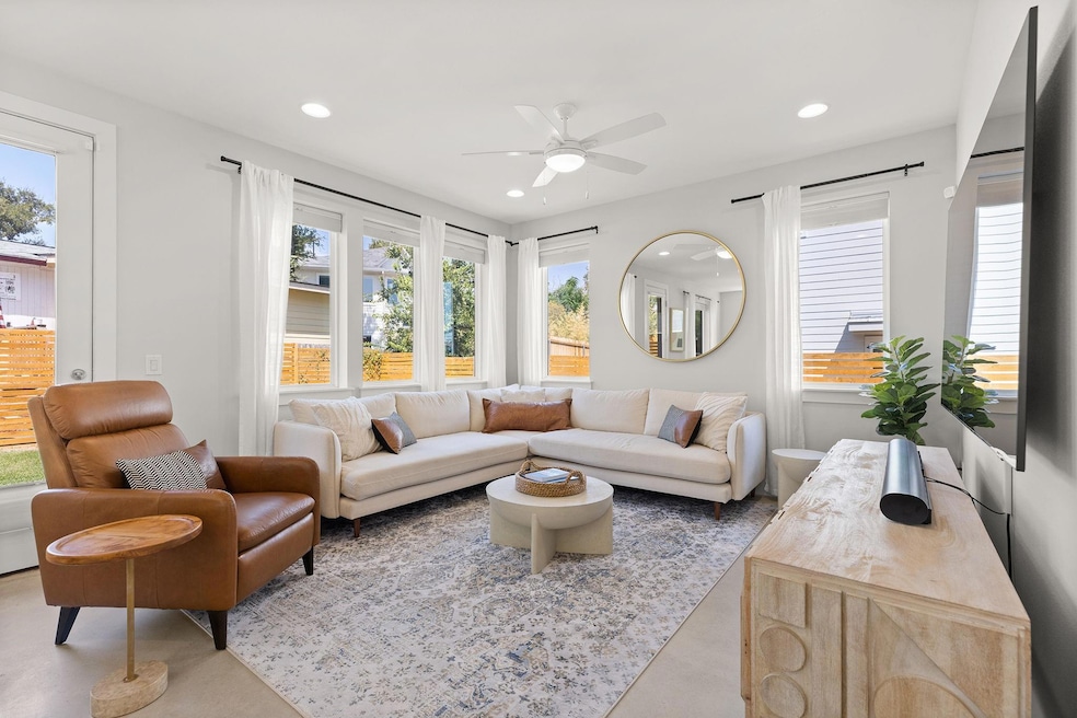 So much natural light in this beautiful livingroom 