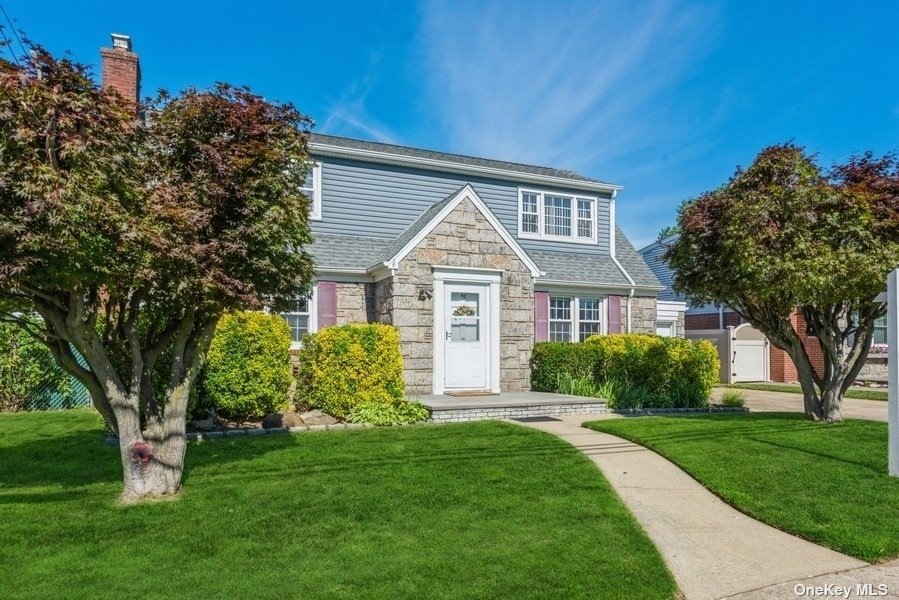 59 Wellington Rd S, West Hempstead, NY 11552 - photo 1