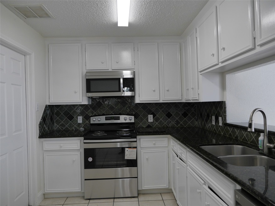 13840 Hollowgreen Dr unit 106, Houston, TX 77082 - photo 1