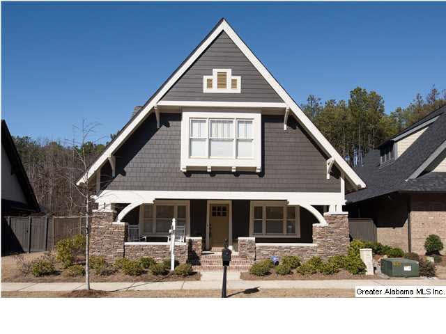 Great curb appeal on the craftsman style home. Thi