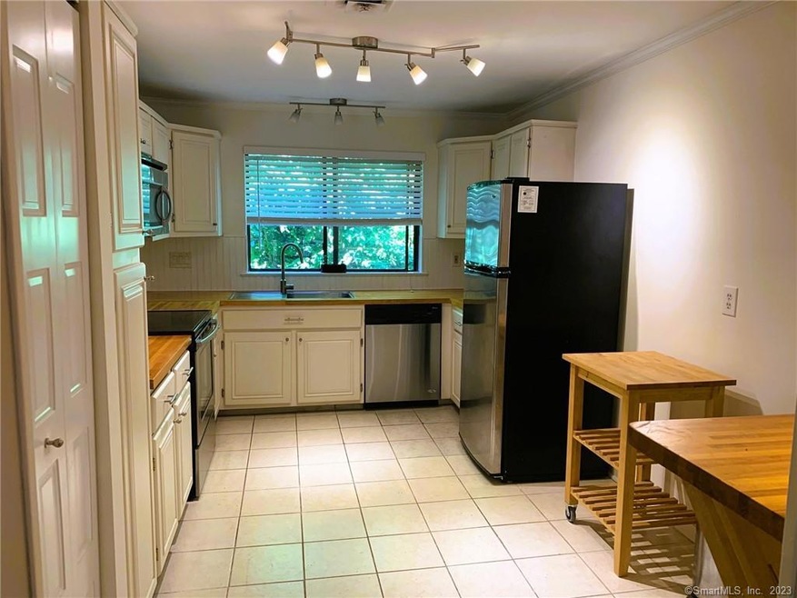 87 Ledgebrook Dr unit 87, Norwalk, CT 06854 - photo 1