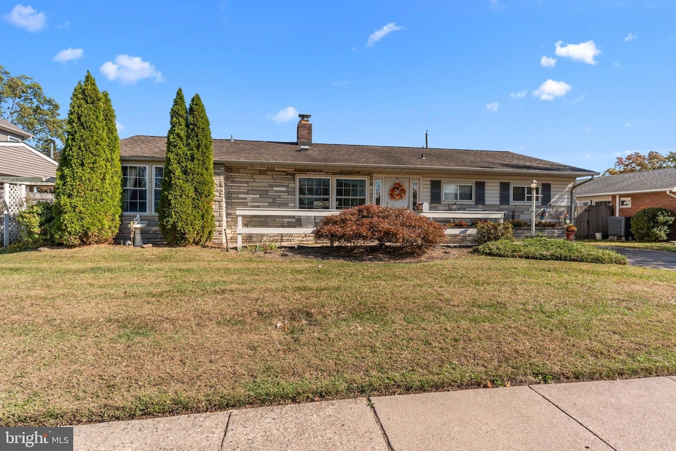 34 Tulip Ln, Levittown, PA 19054 - photo 1