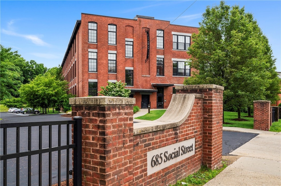 685 Social St unit 115, Woonsocket, RI 02895 - photo 1
