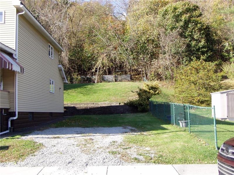 308 Quay St, Vandergrift, PA 15690 - photo 1