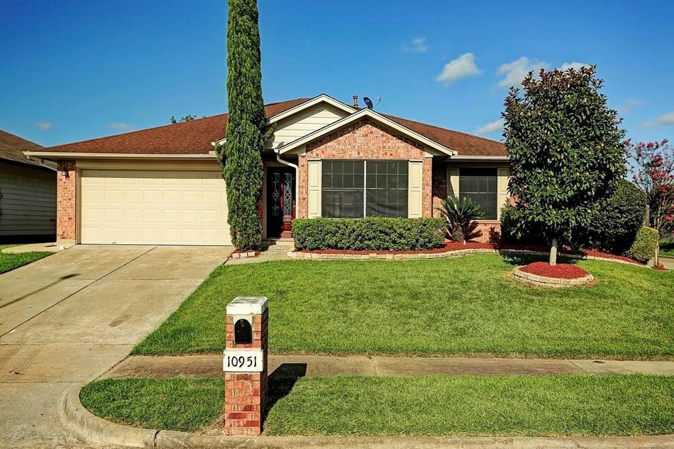 10951 Fern Terrace Dr, Houston, TX 77075 - photo 1