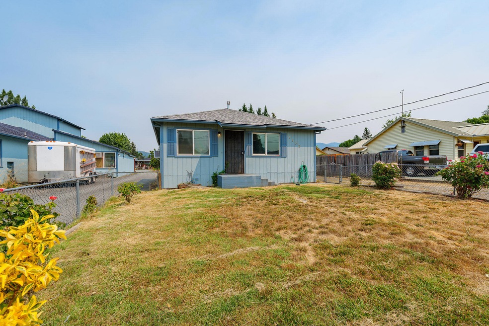 1132SWRogueRiverAve-002