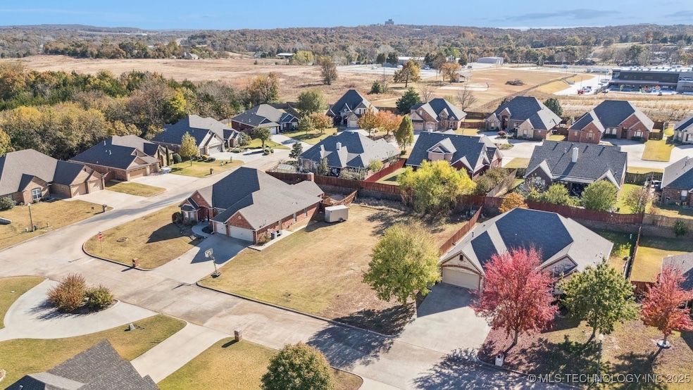 921 Cypress Dr, Ada, OK 74820 - photo 1