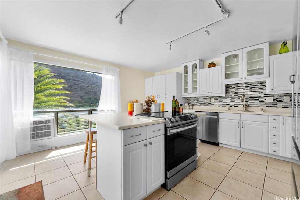 1090 Kumukumu St unit C, Honolulu, HI 96825 - photo 1