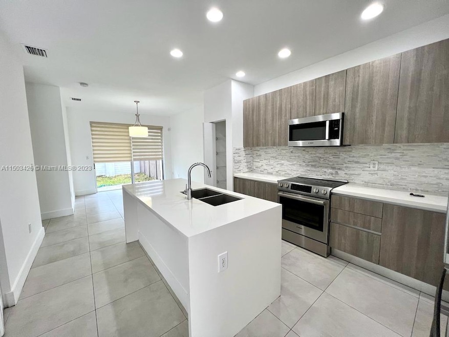 7156 NW 103rd Path unit 7156, Doral, FL 33178 - photo 1