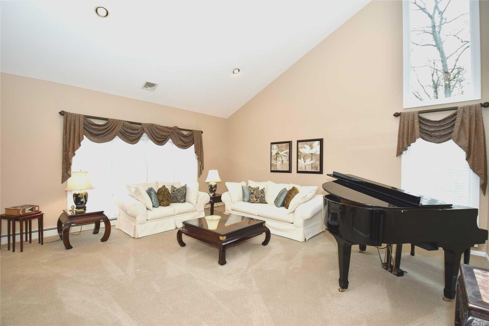 5 Jill Dr, ComMacK, NY 11725 - photo 1