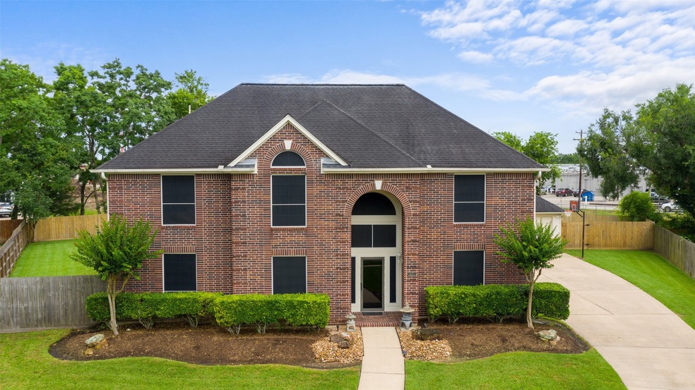 305 Regency Ct, Friendswood, TX 77546 - photo 1