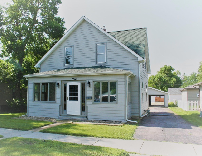 1115 E 3rd Ave, Mitchell, SD 57301 - photo 1