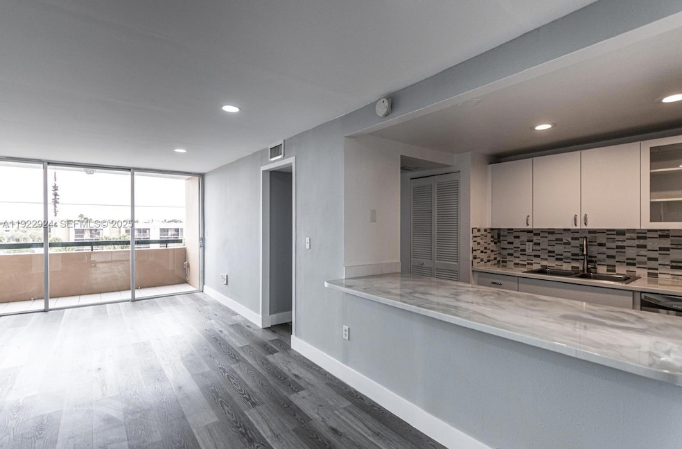 854 NW 87th Ave unit 504, Miami, FL 33172 - photo 1