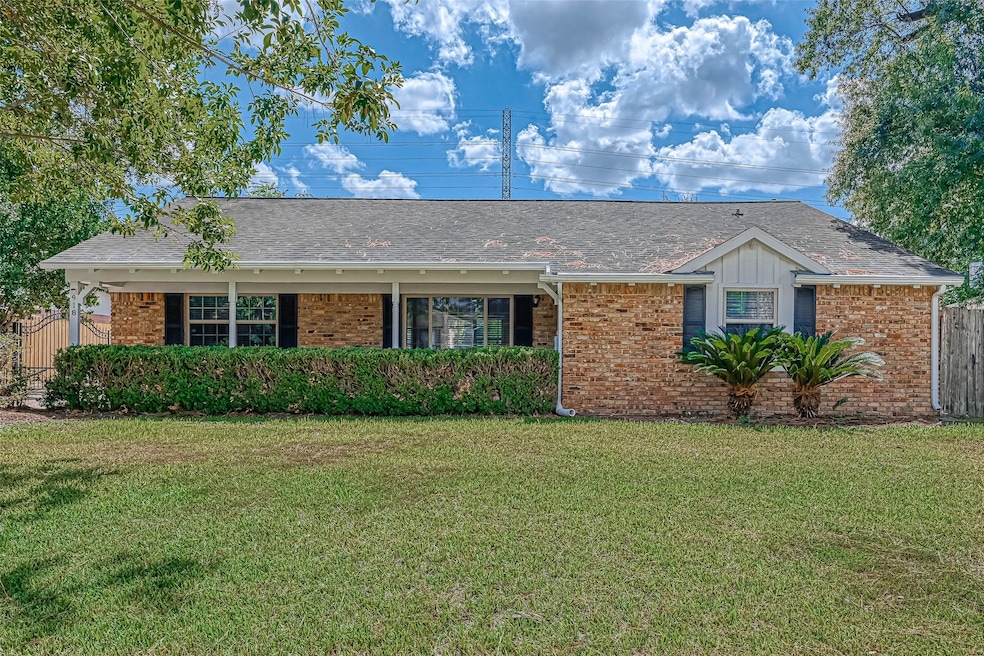 918 Wycliffe Dr, Houston, TX 77079 - photo 1