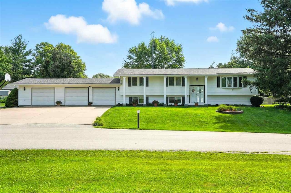 201 E Meadow Ln, Columbus Junction, IA 52738 - photo 1