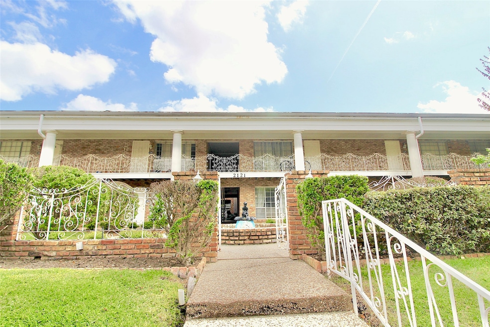 2121 Fountain View Dr unit 18, Houston, TX 77057 - photo 1