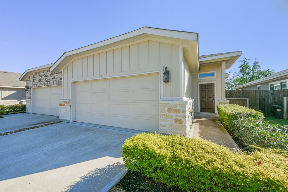 9761 Grosbeak Ln, Magnolia, TX 77354 - photo 1