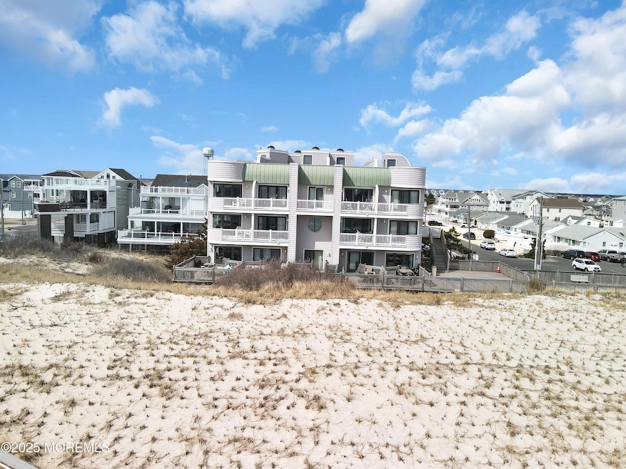 For Sale $1,599,999 • Co-Listing Agent