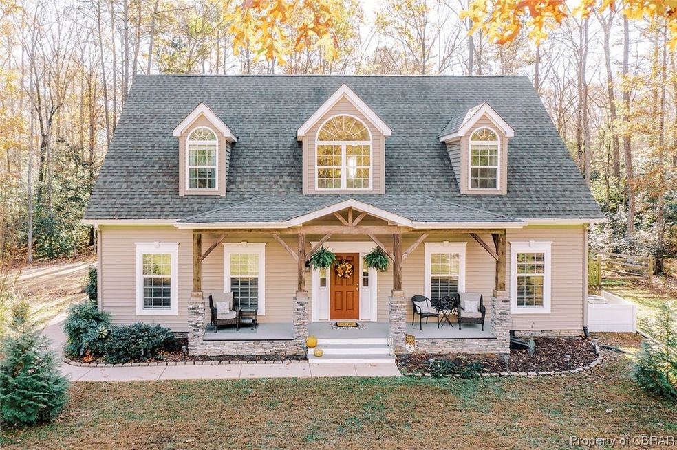 Cape cod house with a porch