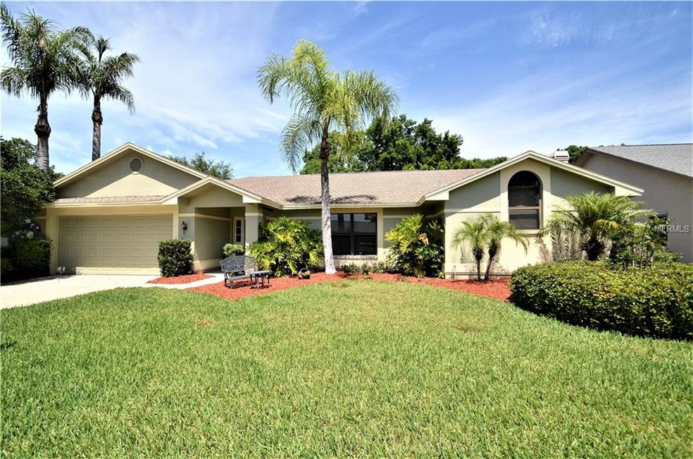 Lovely executive four bedroom pool home in the des