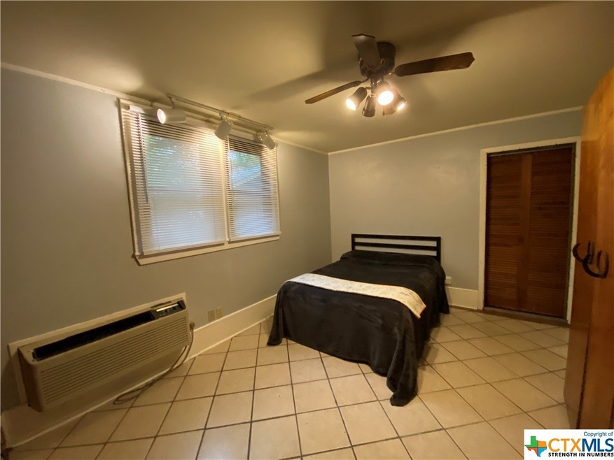 915 W Hopkins St unit B, San Marcos, TX 78666 - photo 1