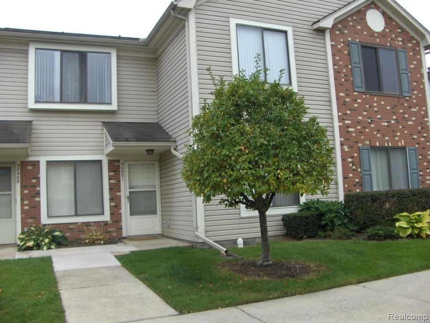 30501 Hidden Pines Ln, Roseville, MI 48066 - photo 1